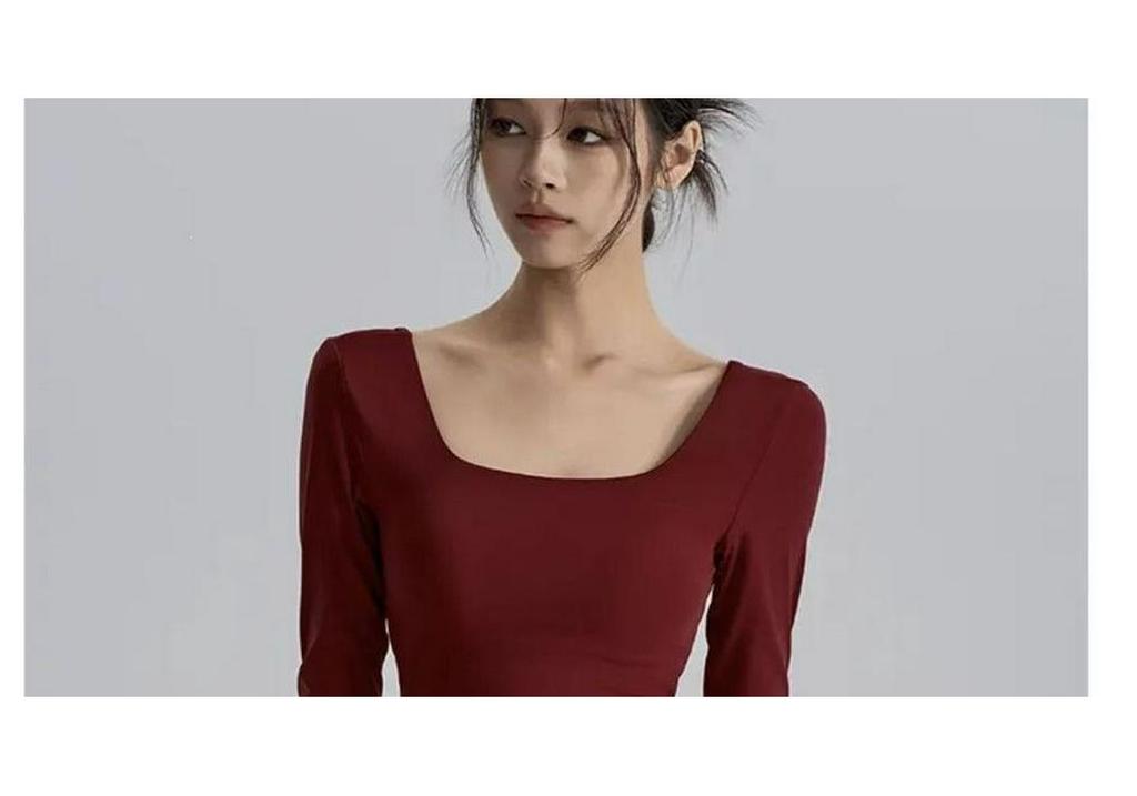 Women's Long Sleeve Yoga Top with Chest Pads - V-Neck, Stylish Back, Breathable, Comfortable, Ideal As Outerwear for Summer Sports.
