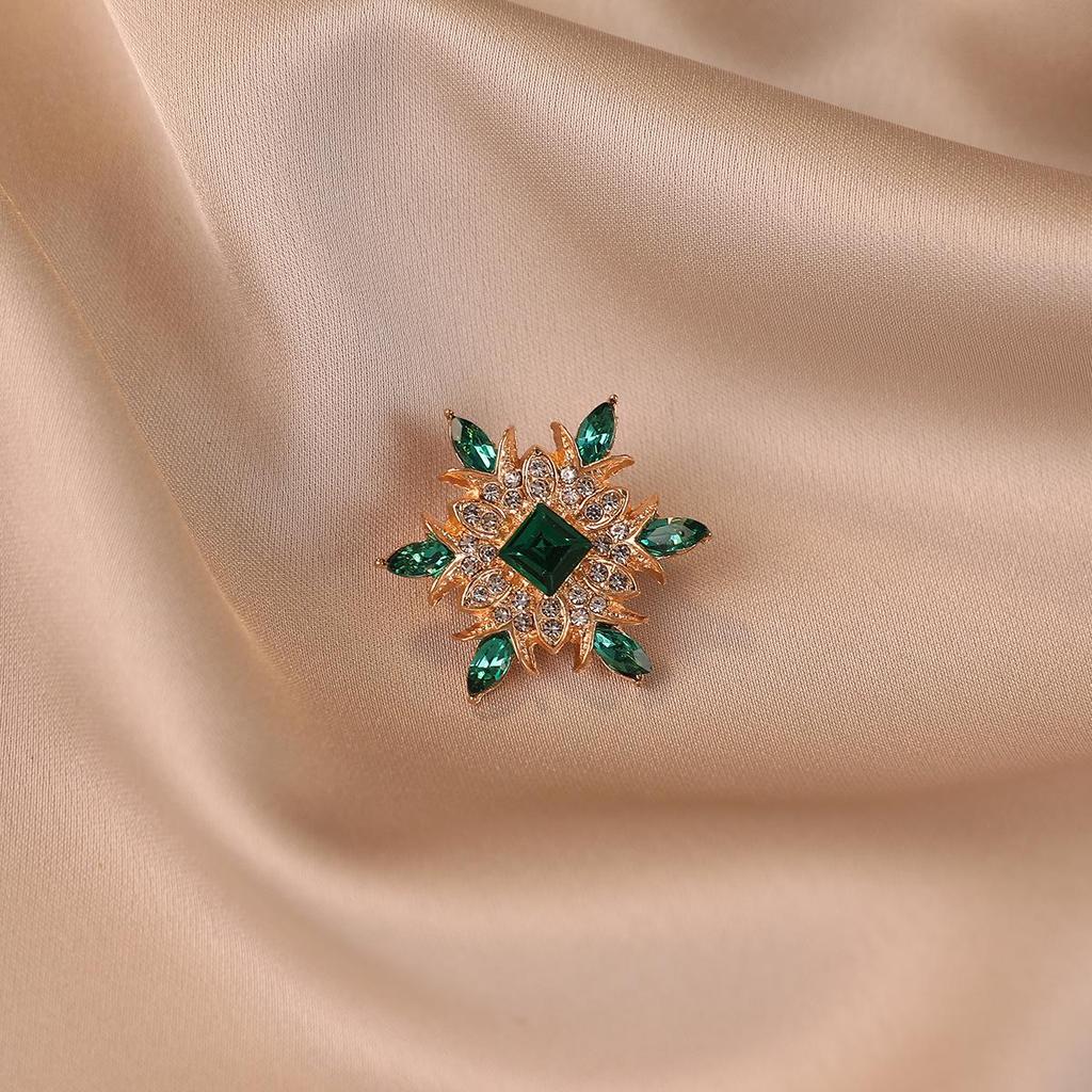 Elegant Butterfly Brooch: Luxurious Suit Accessory & Stylish Corsage for Women
