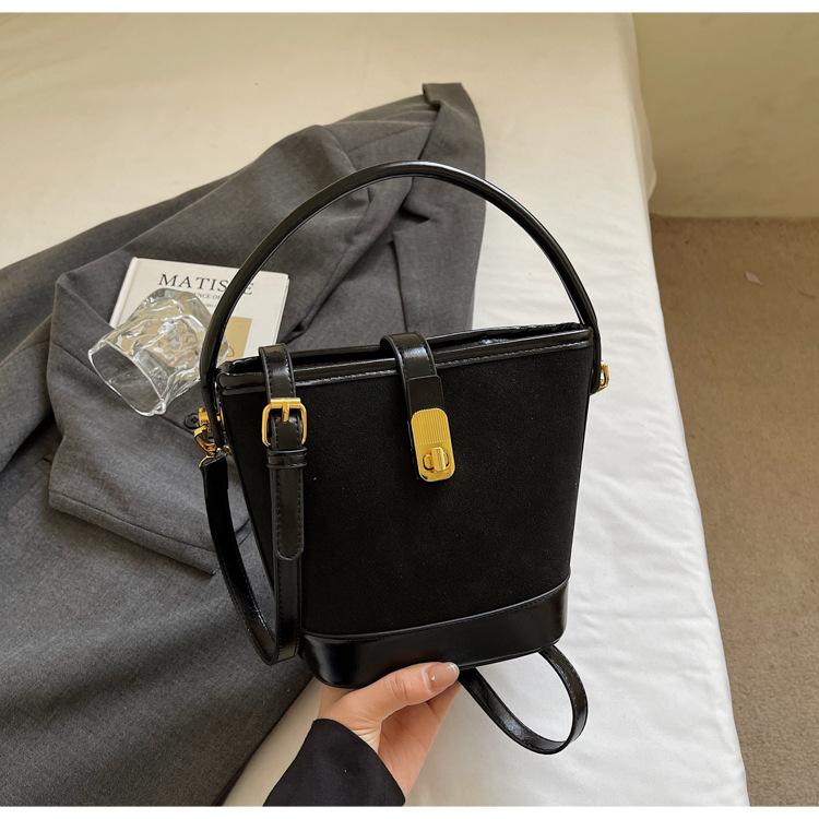 This year, the popular small bag women's bag 2025 new autumn and winter messenger bag premium matte retro portable bucket bag