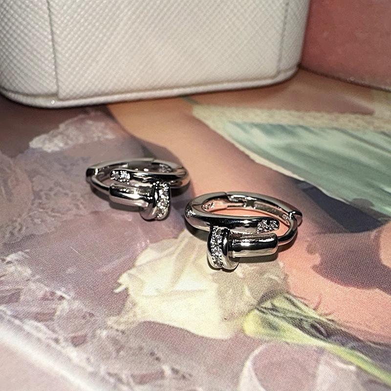 

Light Luxury Micro-set Zirconia T-word INS Sweet Cool Hottie Niche Personalized Ear Buckle Fashion Personality Casual Daily Wear