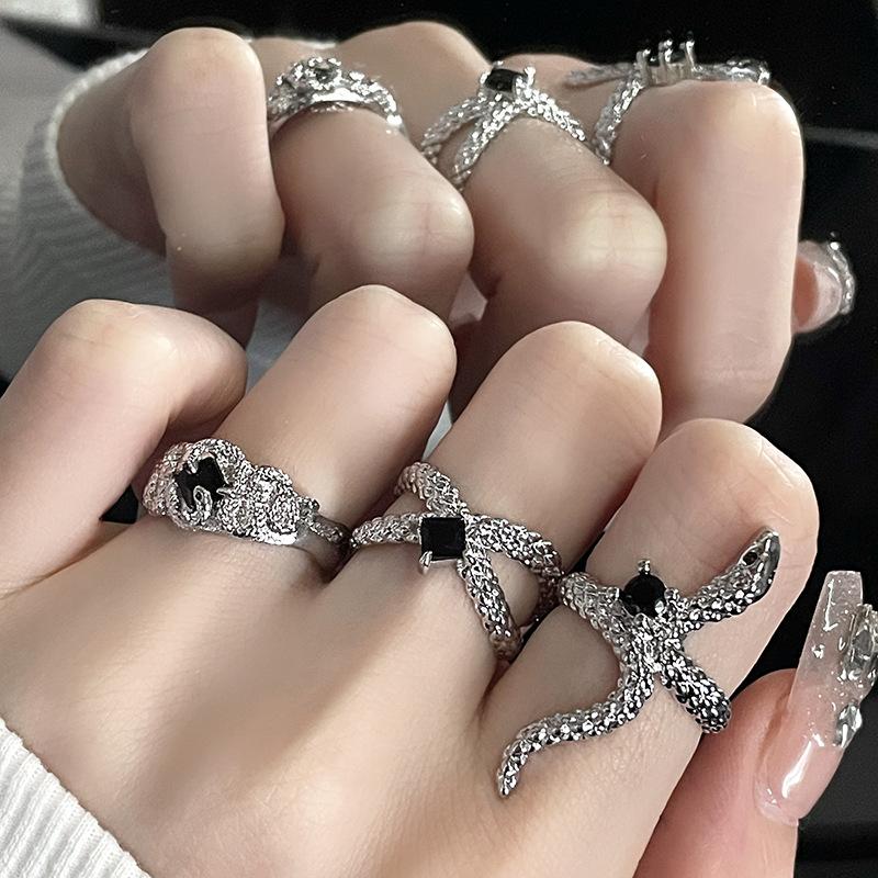 Nische Designgefühl Dunkler Wind Diamantenbesetzter Zirkon Serpentin Persönlichkeit Französische Faltung High-End Gefühl Offener Ring Damen