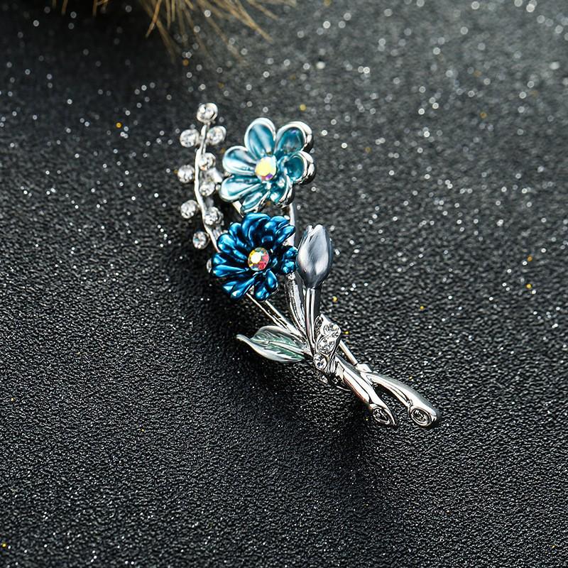 Exquisite Korean Floral Brooch: Versatile, Niche Design Pin with Oil Drop Accents for Women