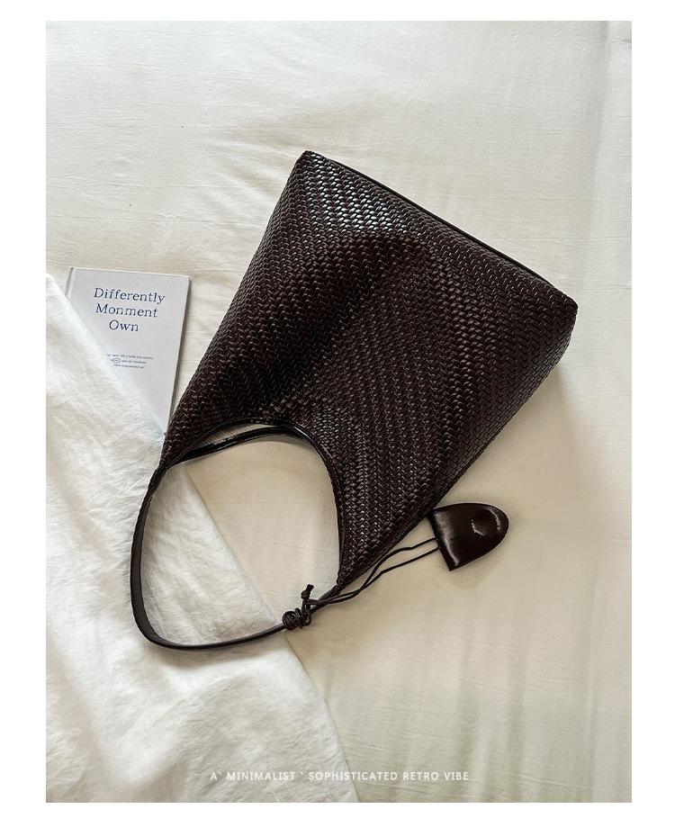 Women's 2026 Summer Large-Capacity Woven Bucket Bag - Trendy Crossbody Tote with Single-Shoulder Option for Mother and Child.