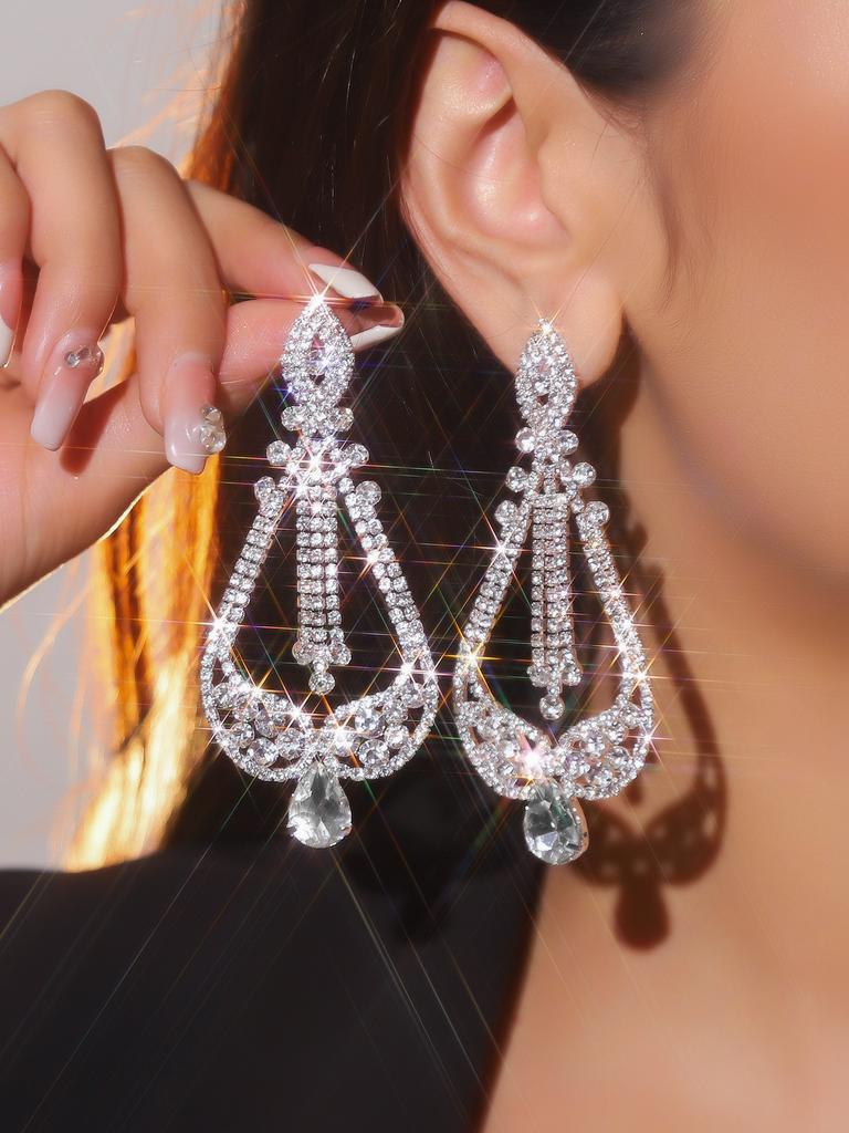 Luxuriöse Ohrringe mit langen Fransen und Strasssteinen