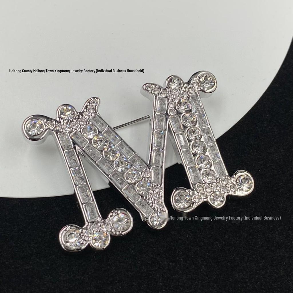Luxusní evropská a americká brož 'M' vykládaná diamanty - Dámský elegantní doplněk ke kostýmu s písmenem
