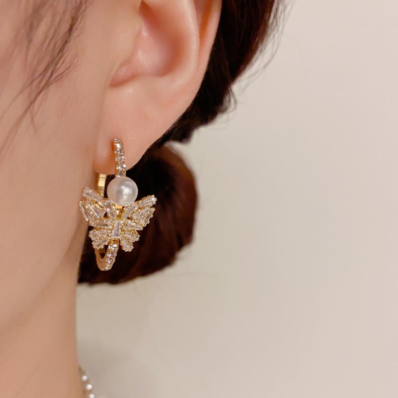 Exquisite and Fashionable Micro-inlaid Zircon Butterfly Pearl Earrings with Personality, Temperament, Light Luxury and High-end Earrings