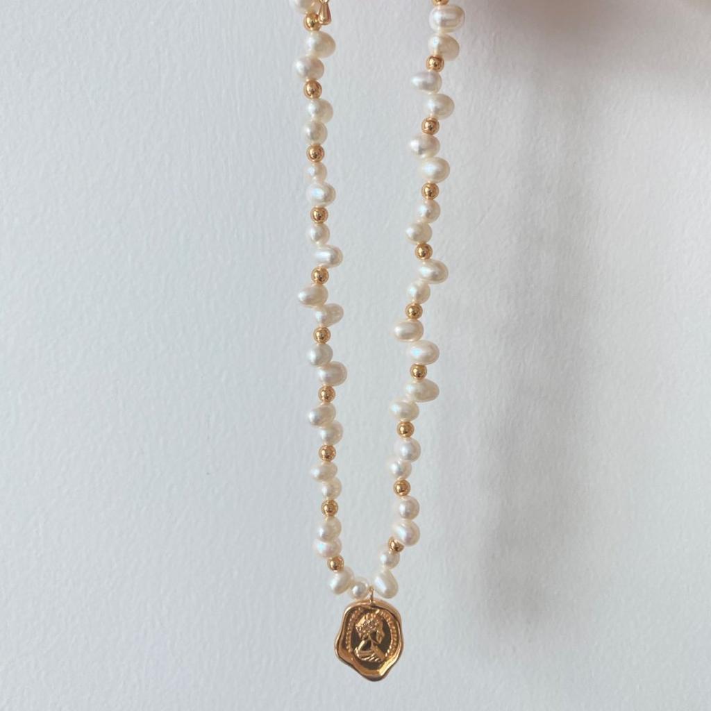 Small Fresh Pearl Stone-shaped Pearl Chain Body Queen Tag Necklace High-end Design Temperament