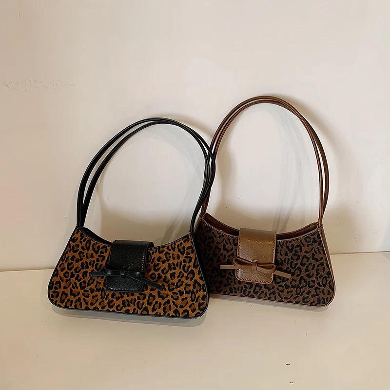 Small leopard print bag for women  new winter fashion 4  versatile  retro shoulder bag  niche  displacement bag