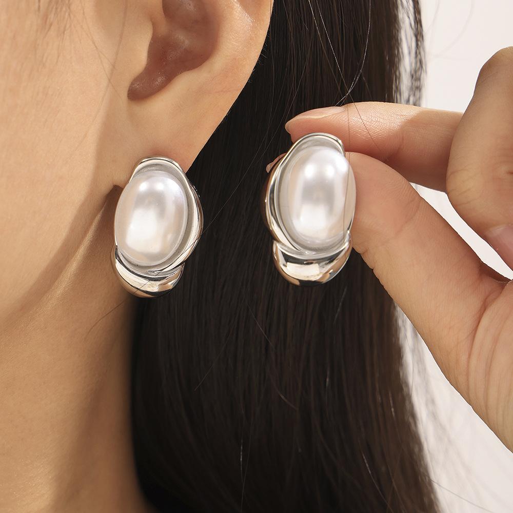 Ovale Perlmutterfalter-Ohrstecker, höfisches Temperament im Retro-Design, vergoldete Premium-Ohrringe aus Titanstahl