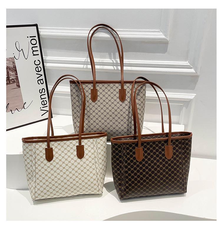 Wszechstronna torba tote o dużej pojemności: Moda Jesień/Zima 2025 dla Studentów i Dojeżdżających do Pracy