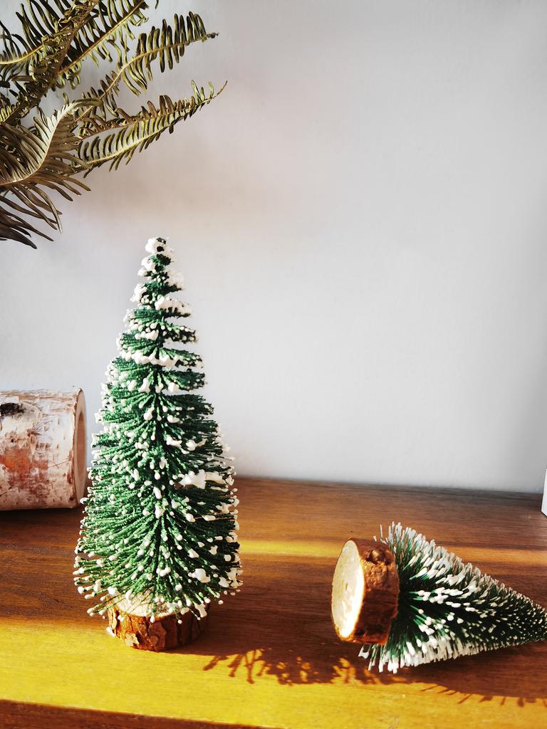 2pcs Mini Green Christmas Tree Decoration,Snow-Covered Artificial Pine Trees with Wooden Base,Tabletop Xmas Trees for Home Decor