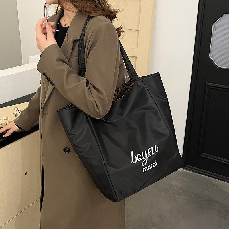 

Новая осенне-зимняя сумка-тоут большой вместимости с леопардовым принтом, женская на плечо, портативная, для покупок, повседневная, универсальная, для通勤, сумка для мамы 28*14*37