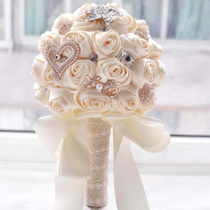 Bouquet Da Sposa Fatto A Mano In Raso Avorio Con Rose, Strass E Perle - Diametro 22 Cm, Altezza 26 Cm - Ideale Per Nozze E Damigelle