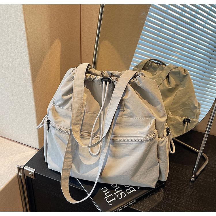 2025 new niche design nylon shoulder messenger bag women's lightweight and versatile commuter bag large-capacity women's bag
