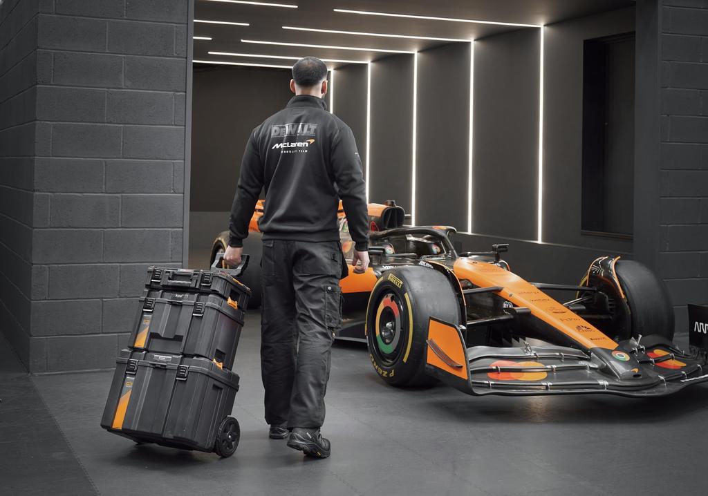DEWALT TSTAK Tower McLaren Collaboration Werkzeugkoffer-Set mit Tragerädern Werkzeugkiste Aufbewahrungskoffer Leicht zu tragen Stapelbare Aufbewahrung 3-teilig DWST60452-1