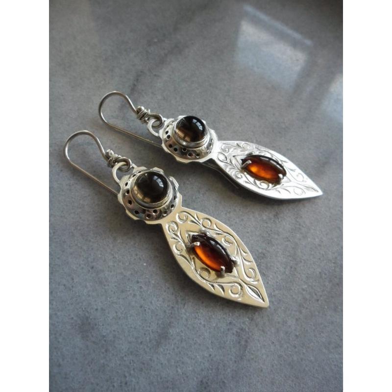 Vintage carved patterned synthetic garnet earrings, simple and elegant women s earrings