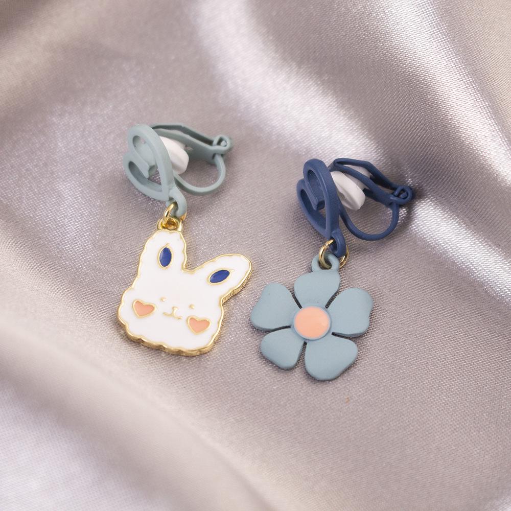 Elegant Clip-On Triangle Earrings for Non-Pierced Ears - Versatile, Light Luxury for Everyday Wear.