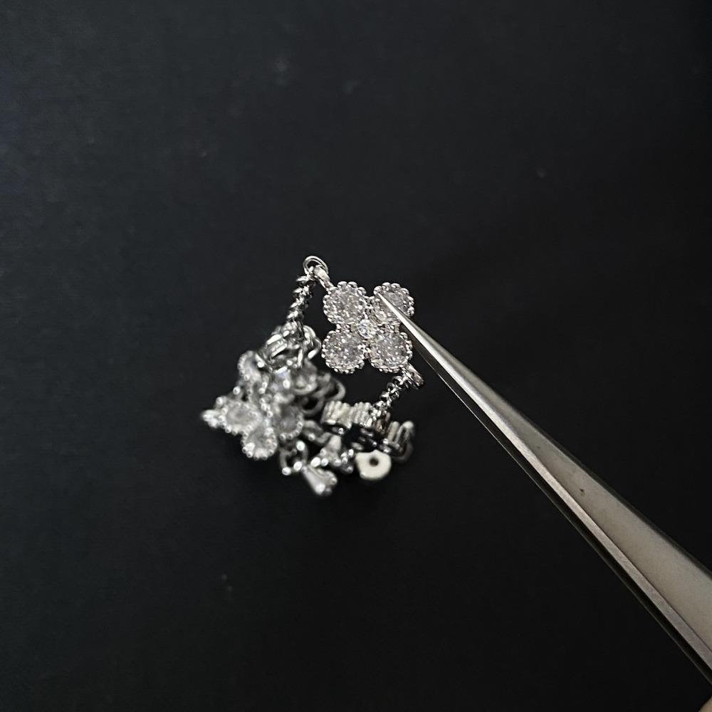 Four-leaf Clover Bracelet for Women Sophisticated and Elegant with Zircon Accents Versatile and Stylish