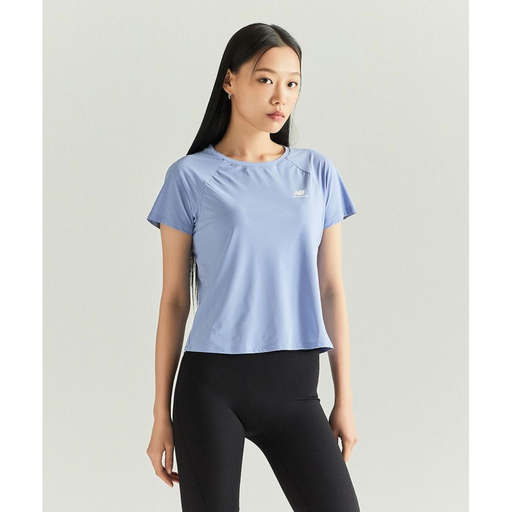 

NEW BALANCE NBNED2W002 ЖЕНСКАЯ футболка с логотипом и короткими рукавами (СИНИЙ)