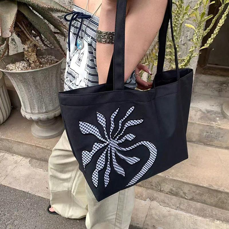 Embroidered Shoulder Bag, Large Capacity Commuter Handbag, Shoulder Bag on The Side, Tote Bag on The Shoulder