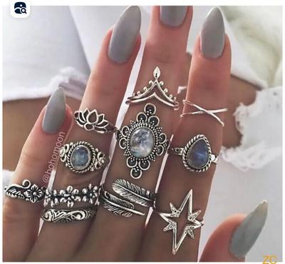 Ensemble de 15 Bagues Présentant le Design de la Main de Fatima en Forme de Cœur.