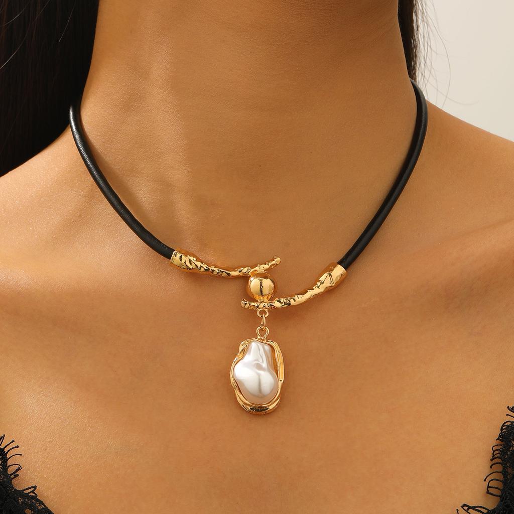 Baroque Pearl Pendant Choker Necklace for Women