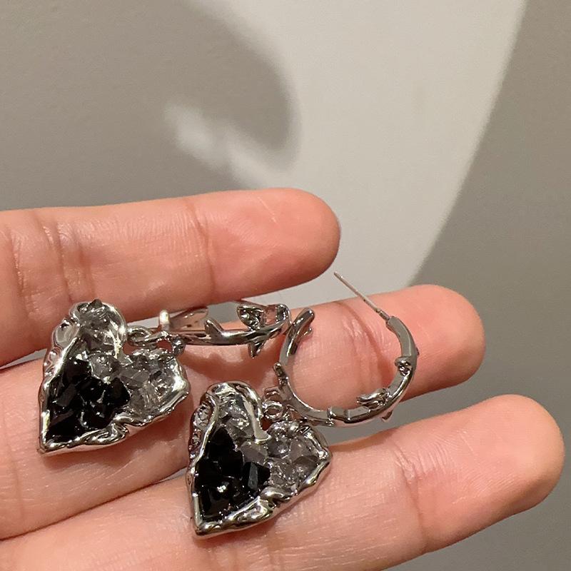 

Full of diamonds, love, thorns, cold wind earrings, fashion, personality, temperament, versatile metal sense, exaggerated earrings, women