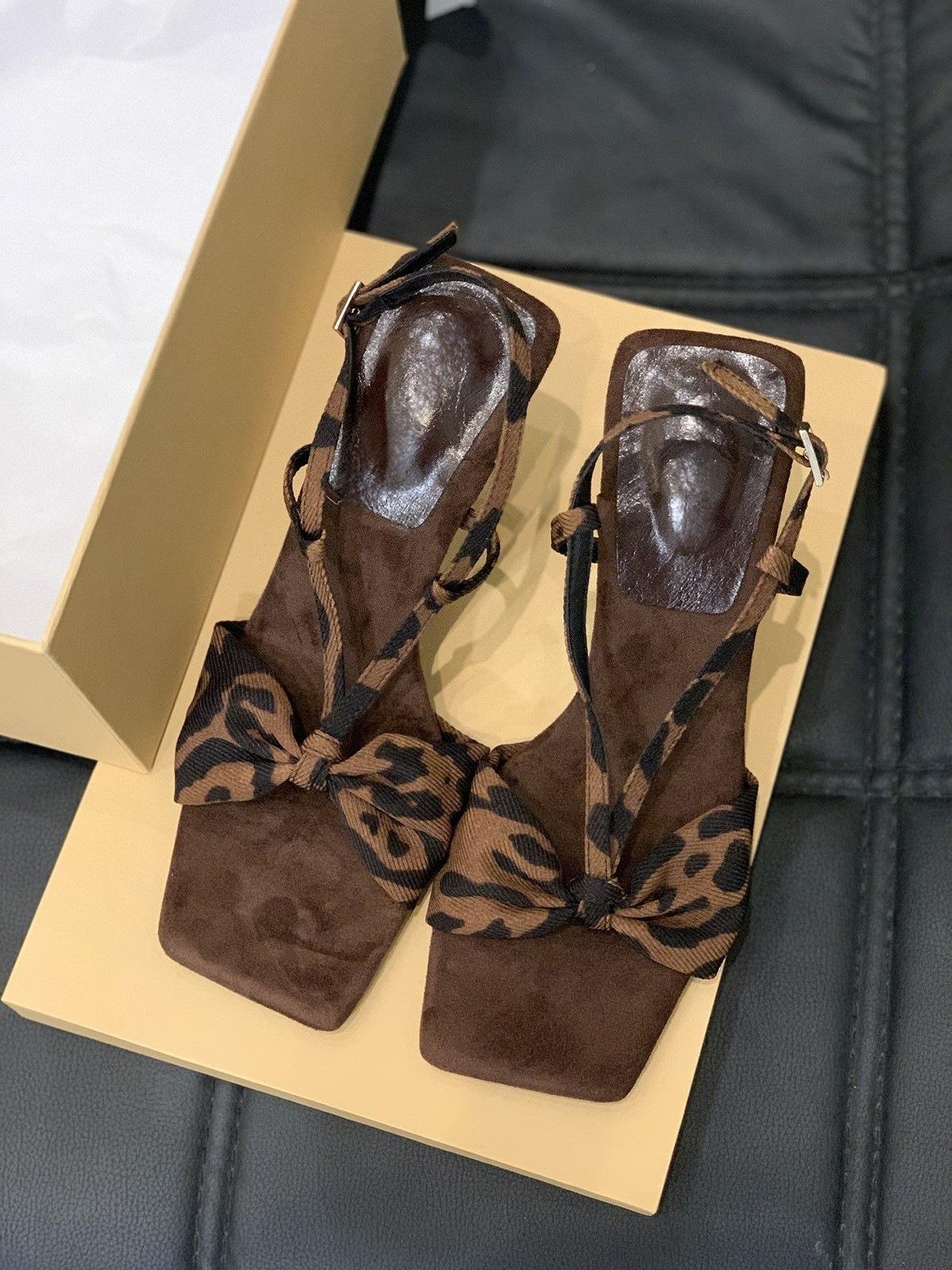 

Темпераментные босоножки на высоком каблуке с леопардовым принтом, женская обувь 2025 новые модели с дизайном юбки, отпускные туфли-стилет, римские туфли 42