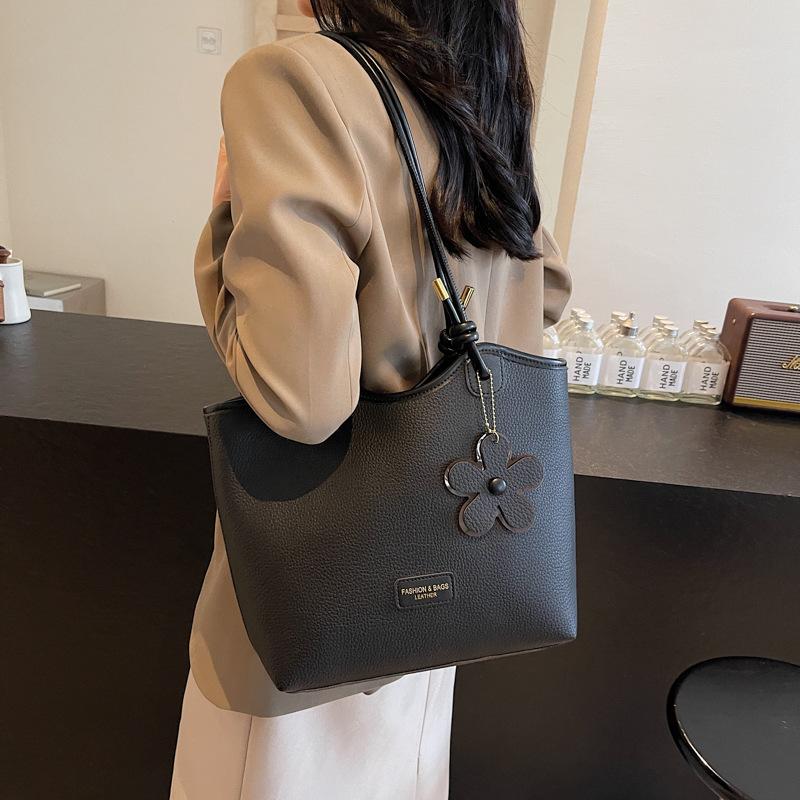 Hand carry versatile bucket bag women's bag 2025 new fashion texture shoulder bag casual messenger bag