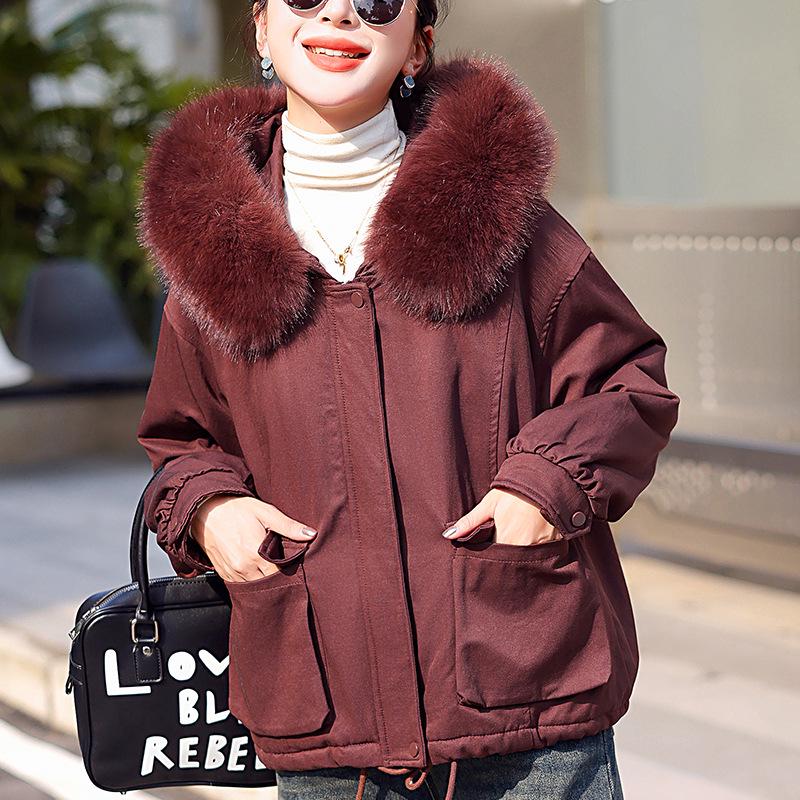 

Женская зимняя коллекция 2024: Короткая хлопковая парка на флисовой подкладке с меховым воротником — стильная и повседневная. M (95-115 lbs)