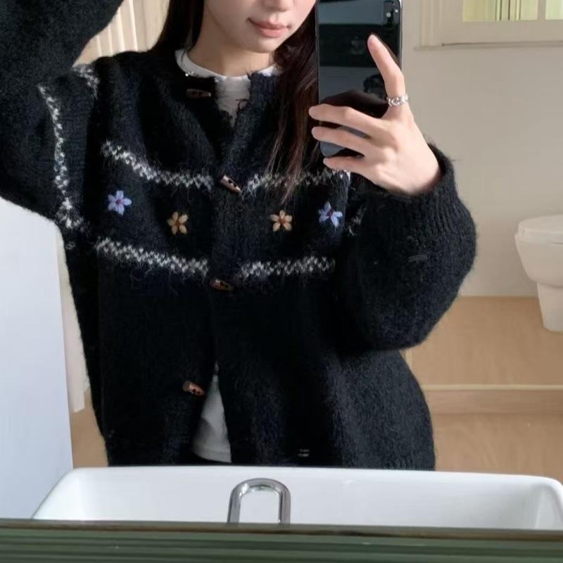 

Autumn and winter new round neck horn buckle knitted sweater cardigan women s style embroidered casual versatile sweater чёрный