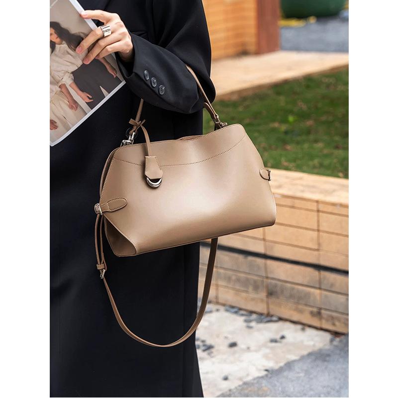 Large Capacity Shoulder Bag Niche Design Simple Messenger Bag Women's High Sense Versatile Commuter Handbag