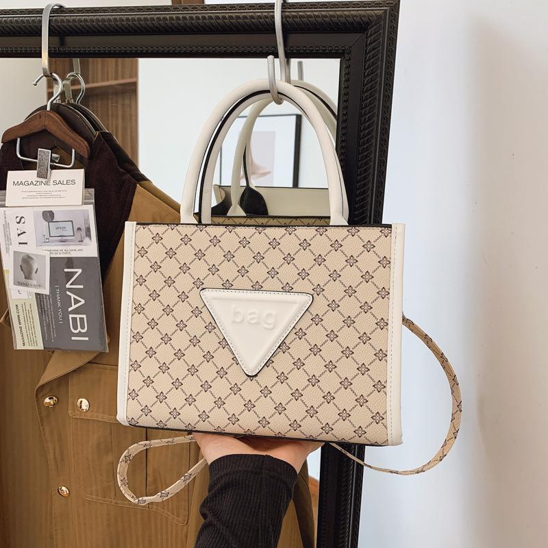 

Женская сумка 2025 весна новая модная вместительная на плечо сумка-мессенджер с принтом букв популярная женская сумка трендовая сумка белый