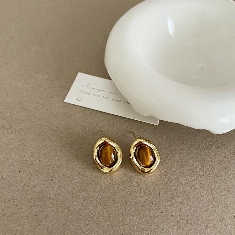 Elegant Retro Tiger Eye Metal Stud Earrings for Women - Versatile and High-End Jewelry