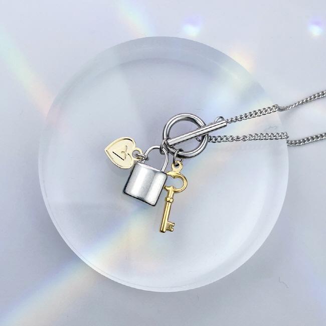 Stray Kids HAN Pick) Mini Heart Lock Toggle Bar Surgical Necklace