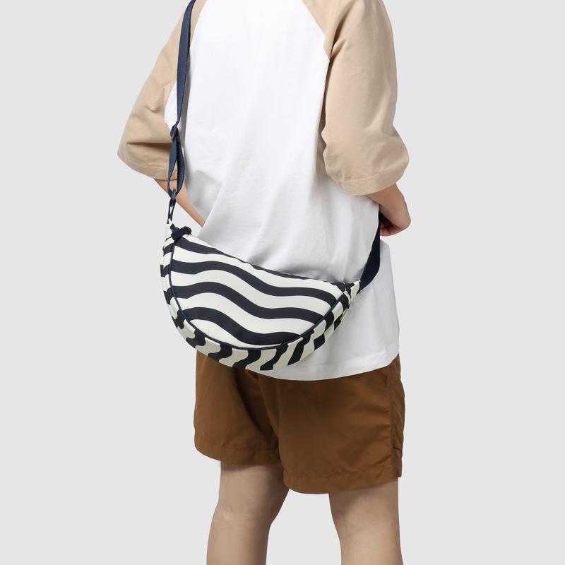 New fashionable striped printed men s and women s dumpling bags, simple shoulder messenger bags for daily commuting