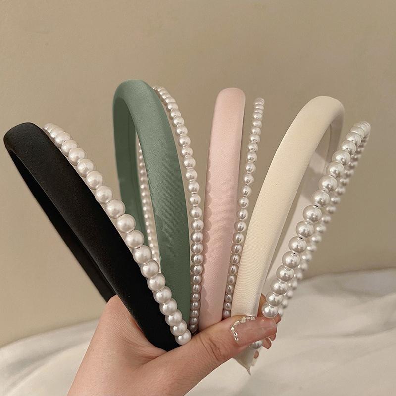 Stylish, Elegant, and Gentle Pearl Headband, A Versatile and Sophisticated Hair Accessory for Women, Perfect for Any Occasion.