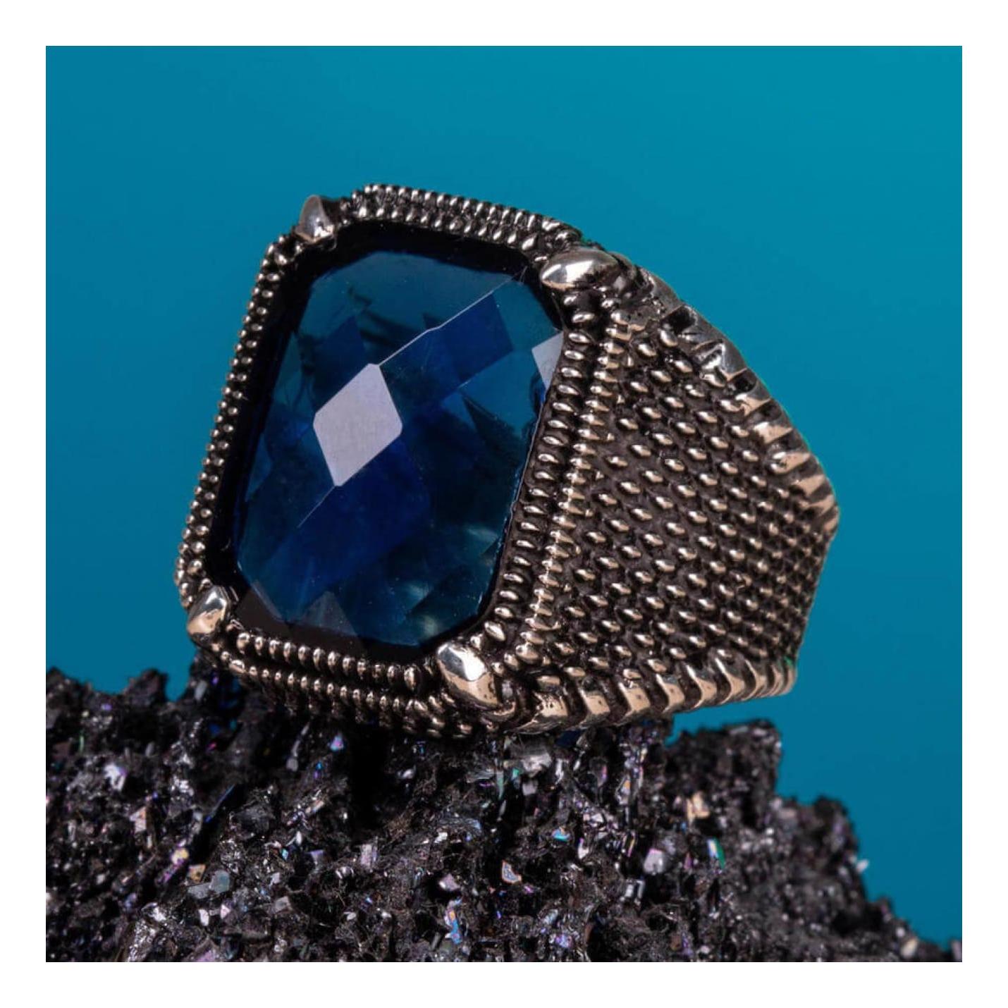 

Серебряное мужское кольцо с голубым цирконом