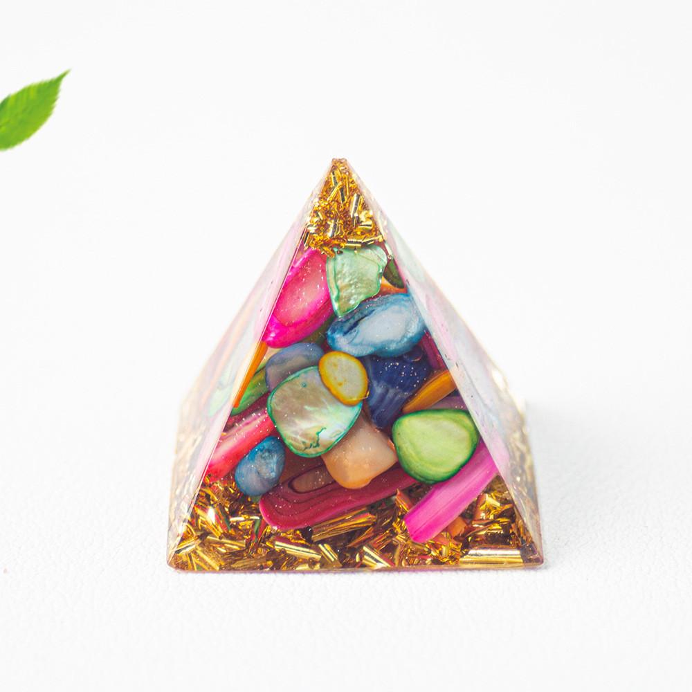 Figurka pyramidy z křišťálové pryskyřice s přírodními krystaly ve tvaru kapky vody pro darování a domácí dekoraci