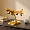 DSH Messing Düsenflugzeug auf Ständer Tischdeko Dekoratives Ausstellungsstück für Heimdeko & Büro