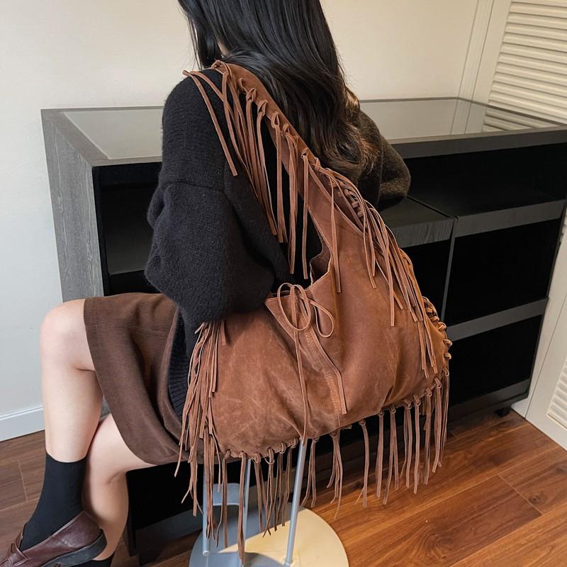 

Ковбойская сумка из искусственной замши, однотонная, с кисточкой, сумка-хобо, легкая, с бантом, мешковатая сумка на плечо для женщин, для путешествий, покупок, повседневного использования светло-коричневого