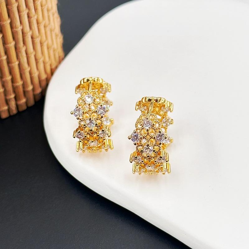 

Niche Design Earrings, Ear Buckles, Women S Personality Diamond-Encrusted Short Earrings, Hollow Zircon Earrings, Spot. золотой