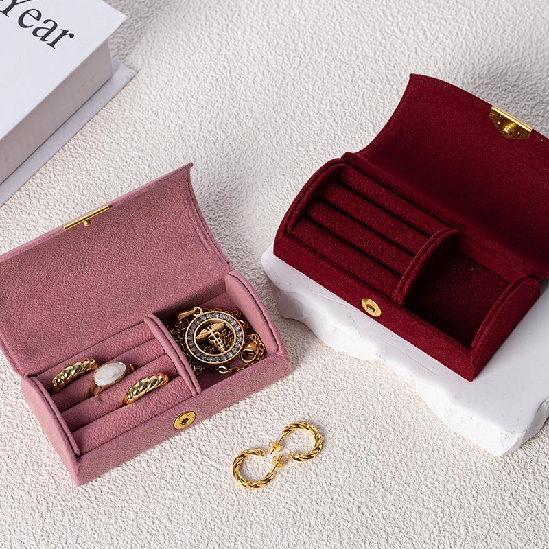Arched Velvet Jewelry Box: Portable Mini Organizer for Bracelets, Earrings, and Beads