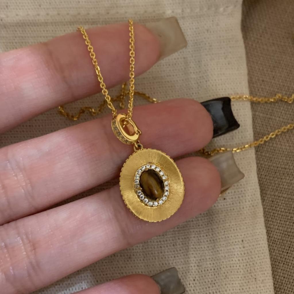 Italian brushed gold-plated oval natural tiger eye stone necklace for women, fashionable and versatile, with a high-end feel, suitable as a sweater