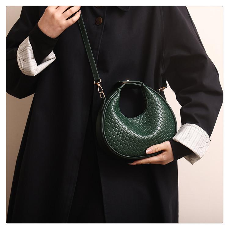 Vintage Fashion Handbag 2023 Winter New Crocodile Pattern Solid Color Casual Shoulder Crescent Bag Trendy Street Style Black Green Coffee Red White
