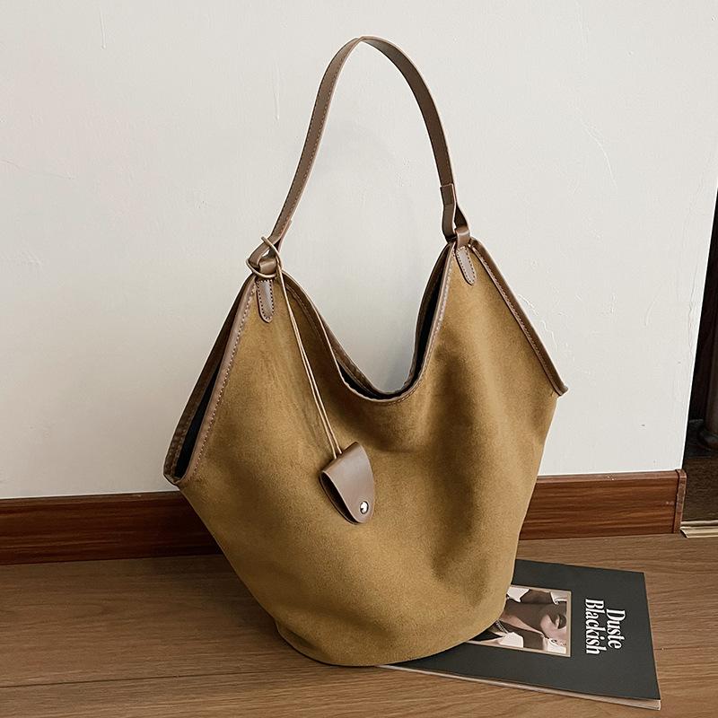 Fashion bucket bag, new large-capacity retro casual commuting shoulder bag, underarm bag, dumpling bag.