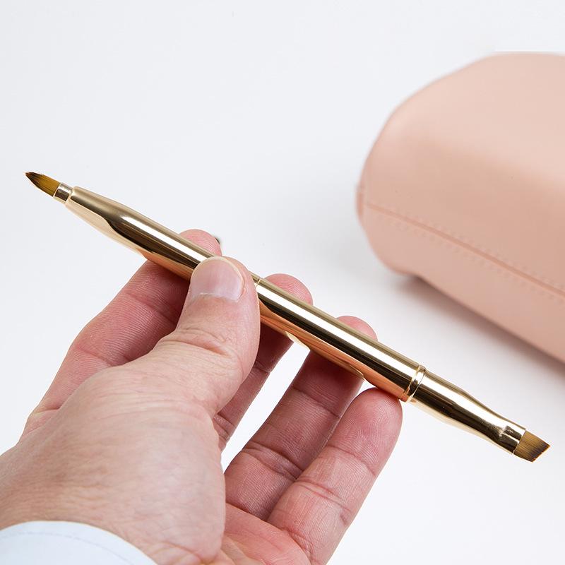 Retractable Dual-Ended Lip & Concealer Brush with Lid – Portable Mini Makeup Tool