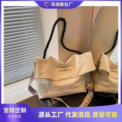 Simple and Versatile Canvas Bag Women's Large-capacity New Summer Messenger Bag Casual College Student Tote Bag