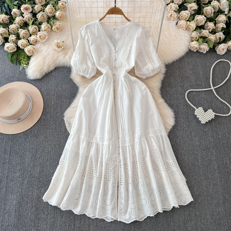 

Французское романтичное платье с V-образным вырезом, ажурной вышивкой и юбкой-солнце, средней длины, длинное, приталенное, стройнящее, летнее, чистое желание White S