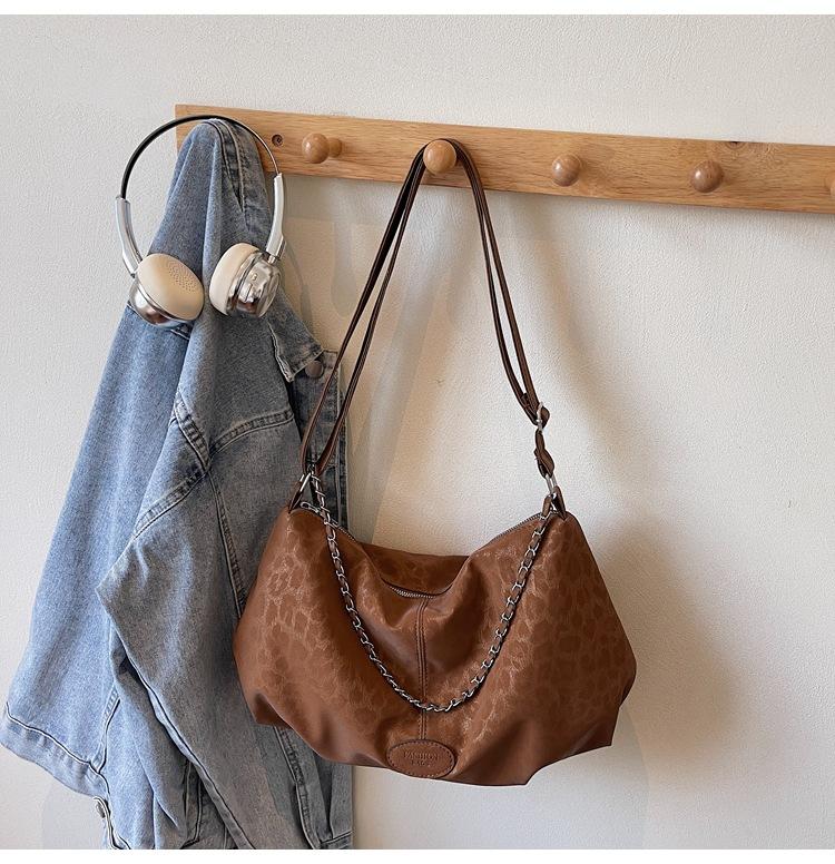 

Large capacity shoulder tote bag women s 2025 new Korean version leopard print fashion chain messenger bag retro commuter bag